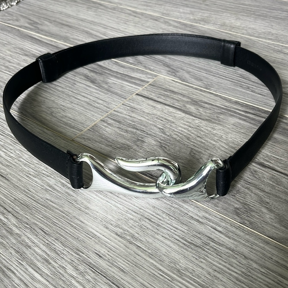 CHICO'S ADJUSTABLE SIZE BLACK LEATHER BELT with SILVER METAL CLASP SZ M/L